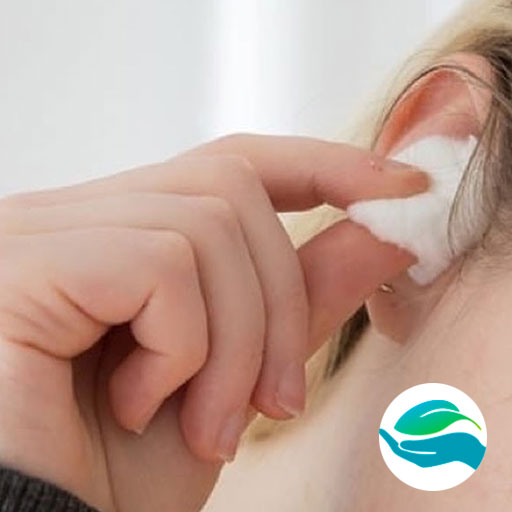 Закладывание турунды с лекарством в ухо